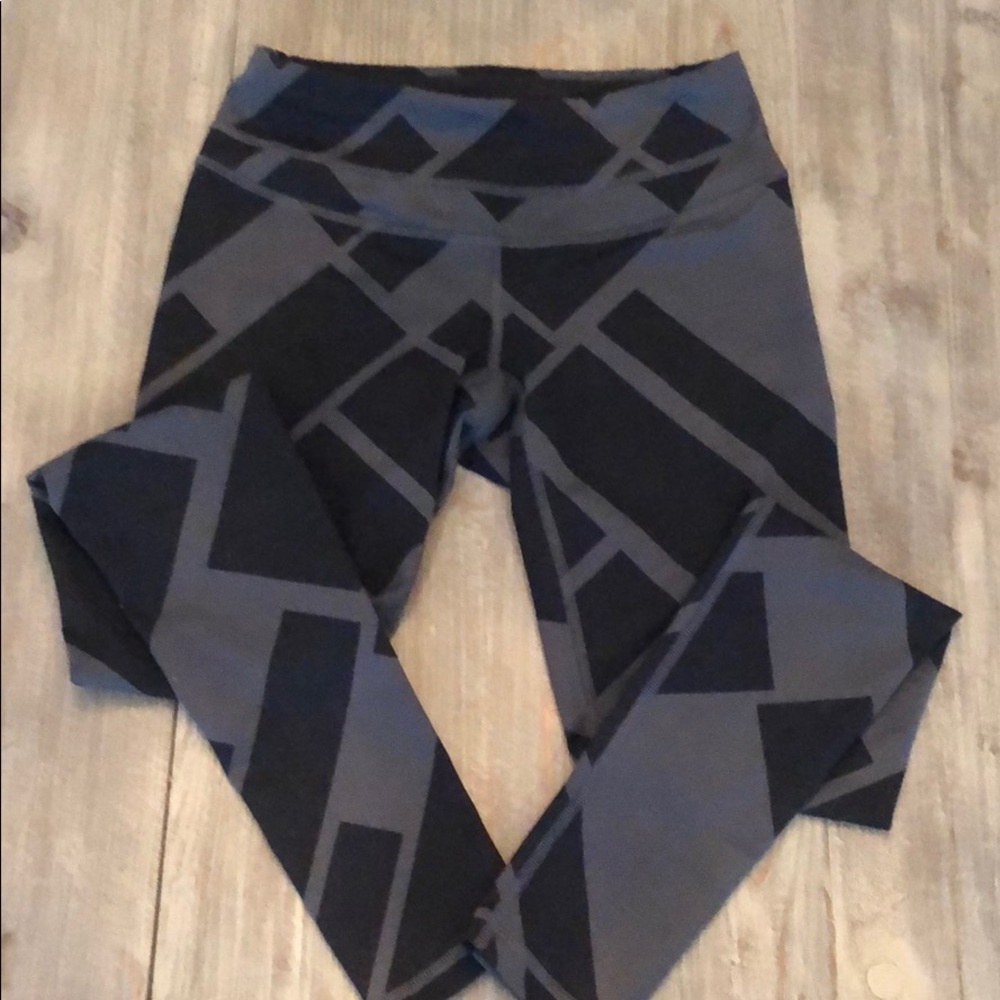 Lucy gray and black geometric pattern leggings